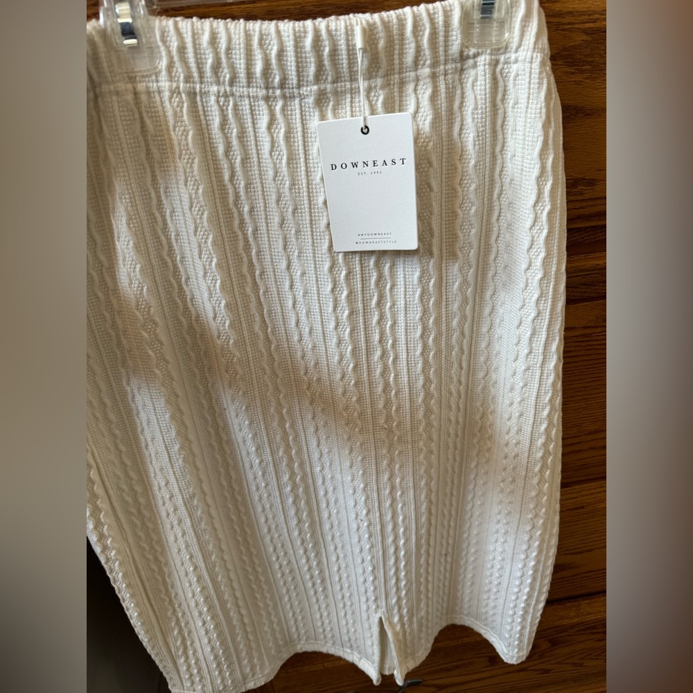 Elastic textured straight cream skirt, never worn
